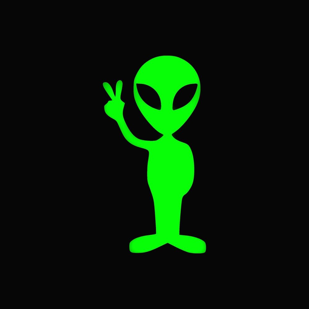 Инопланетянин на черном фоне