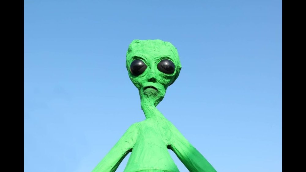 Инопланетянин на зеленом фоне
