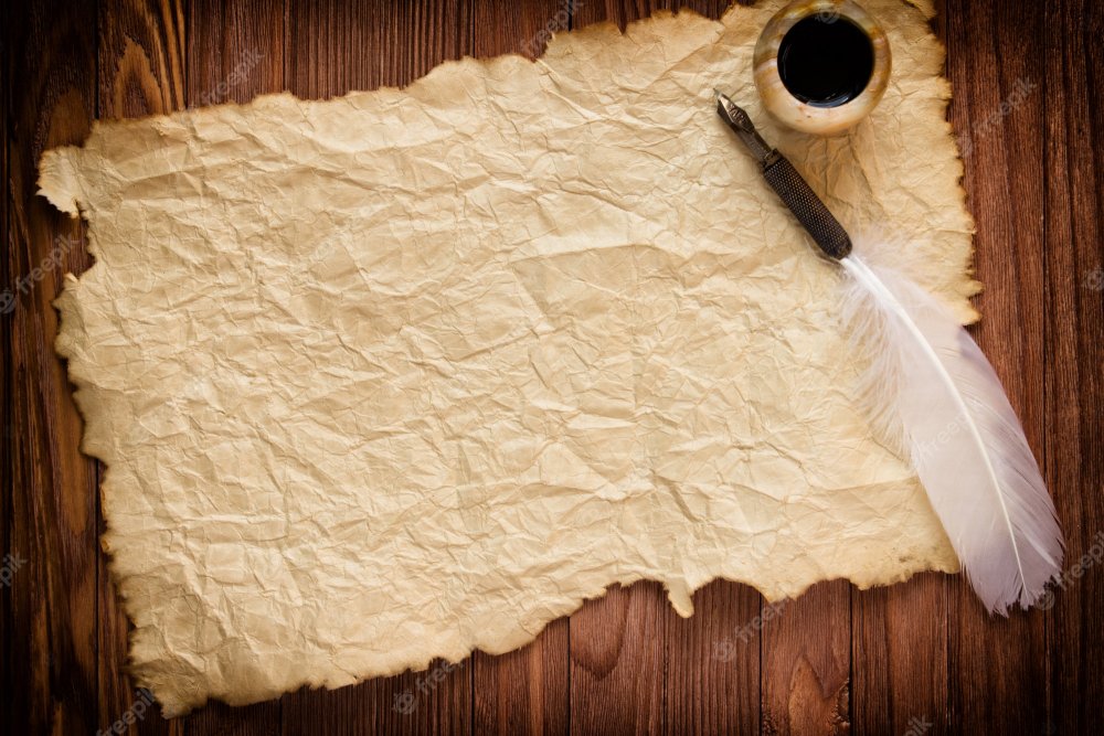 Перо на деревянном фоне