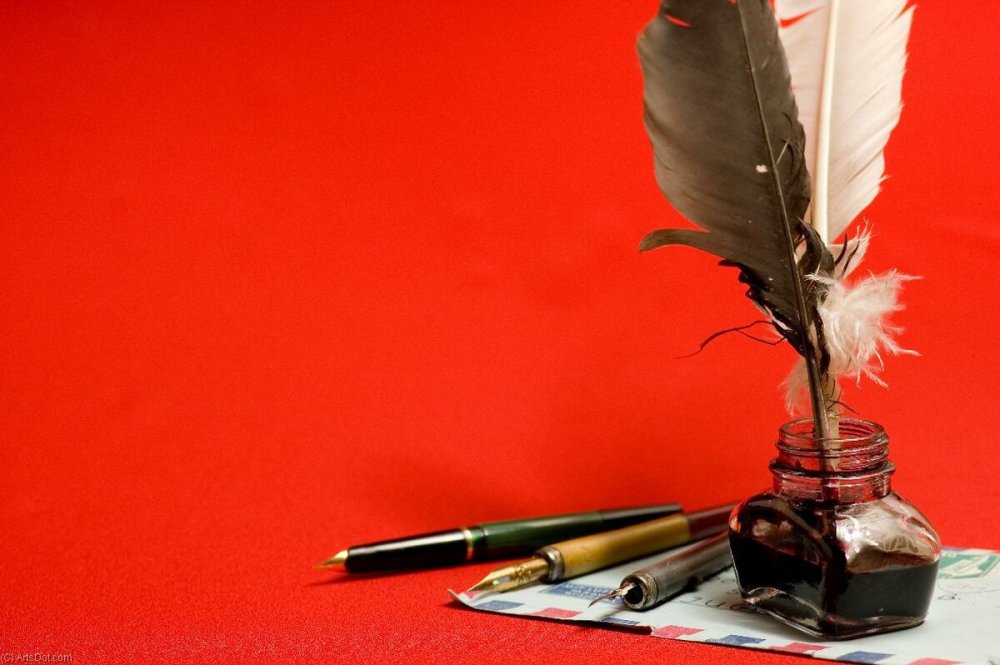 Фон с пером и чернильницей