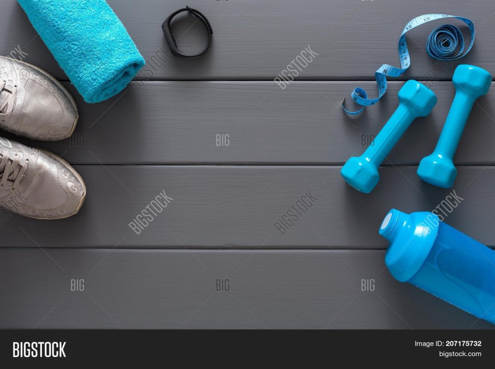 Спортивный инвентарь на голубом фоне