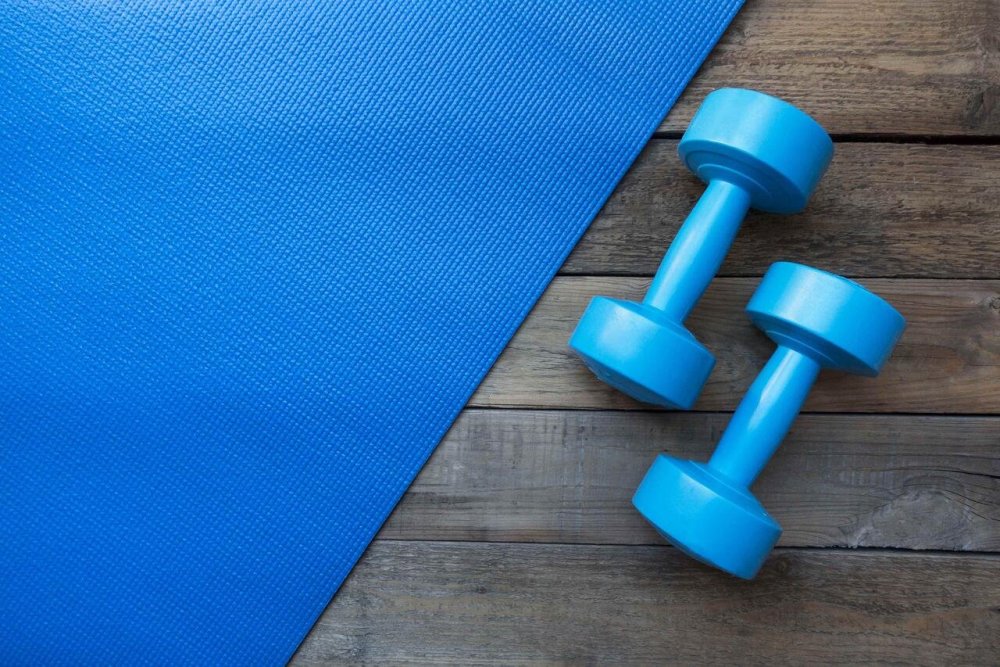 Коврик и гантели