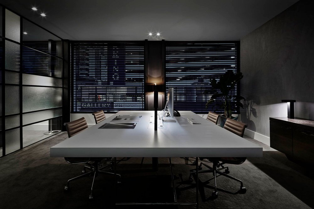 Офис в темных тонах