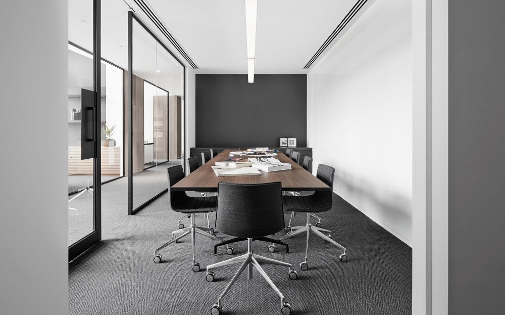 Интерьер офиса в серых тонах
