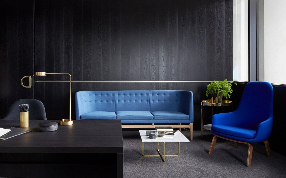 Тёмный интерьер офиса