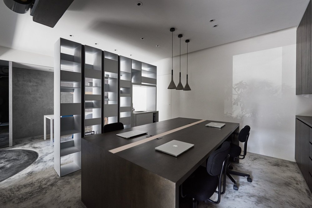 Интерьер офиса в серых тонах