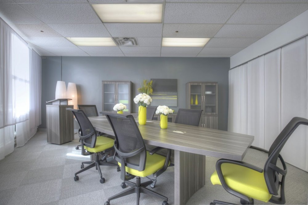 Серый офисный интерьер
