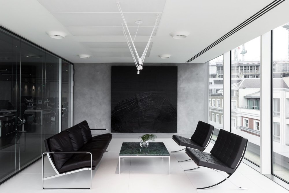 Черная стена в офисе