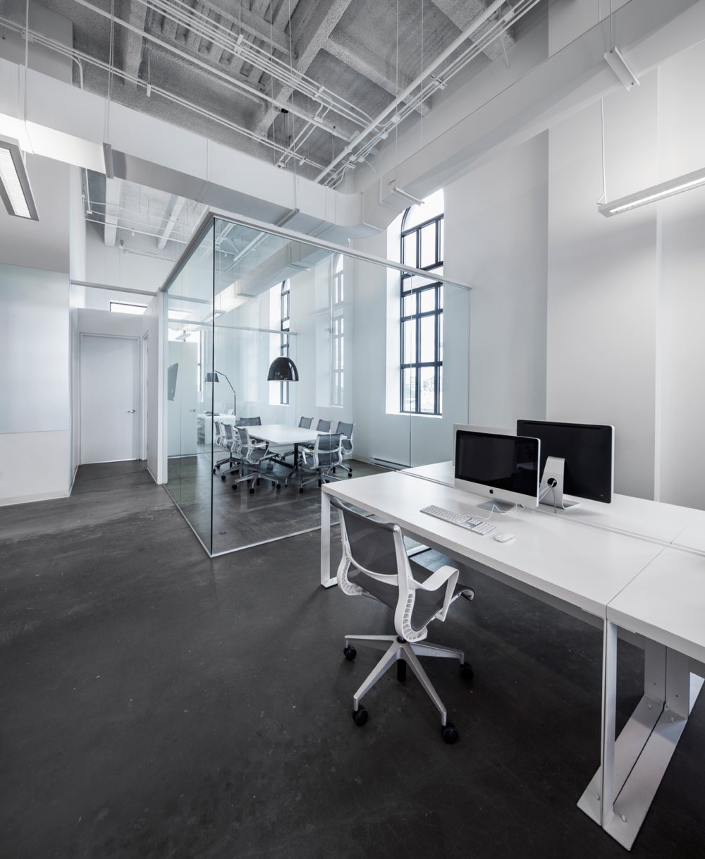 Интерьер офиса в серых тонах