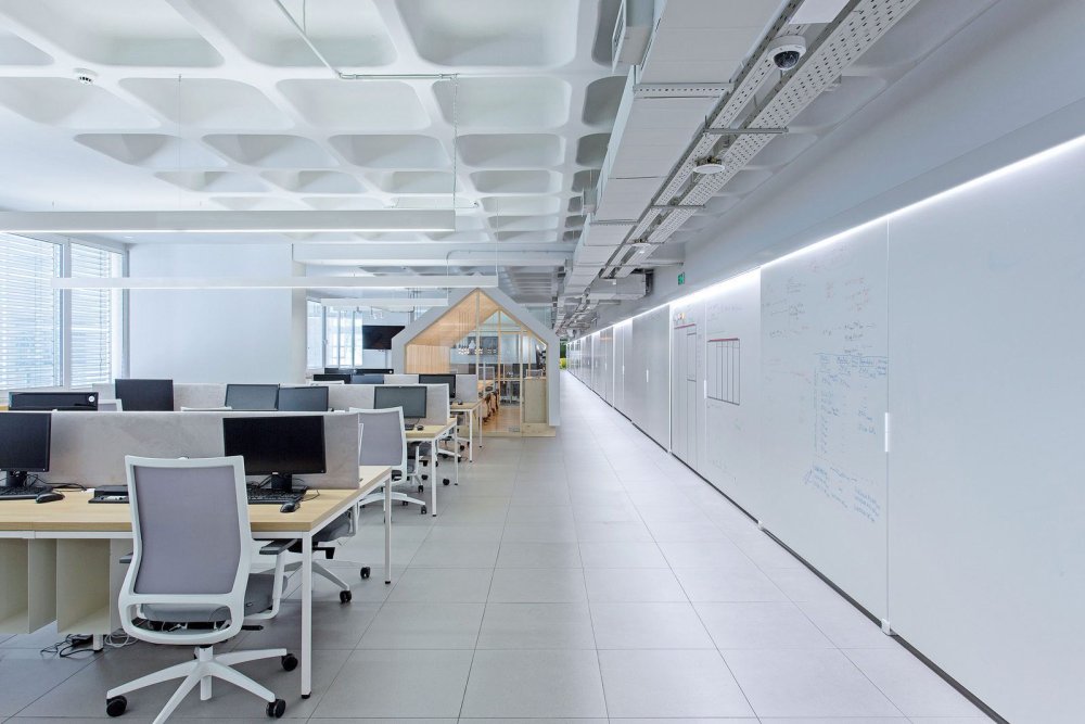 Офис с белыми стенами