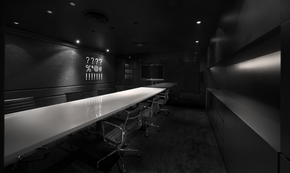 Черный интерьер офиса