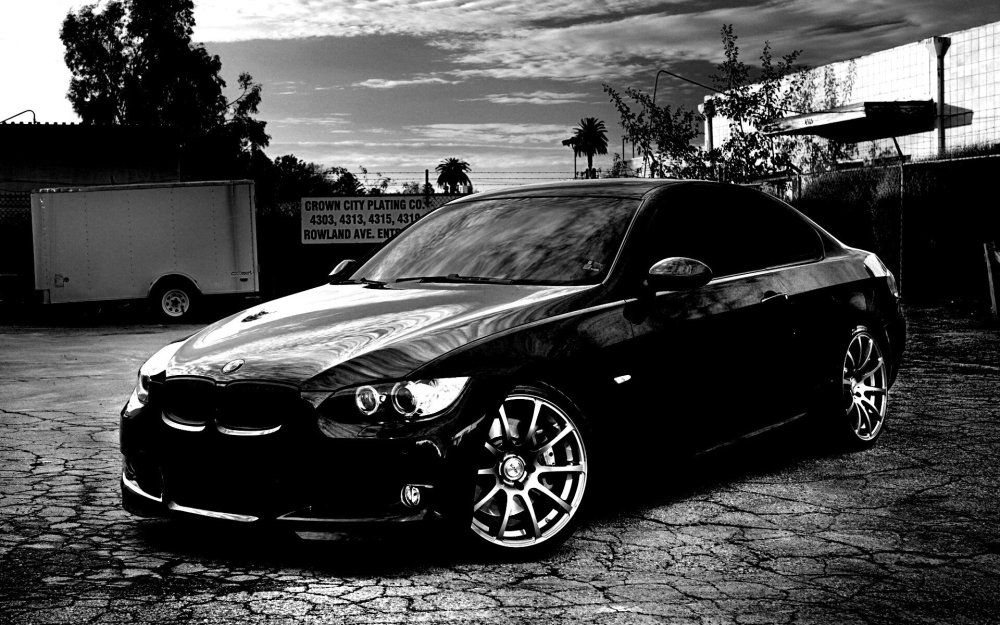 Черная БМВ на черном фоне