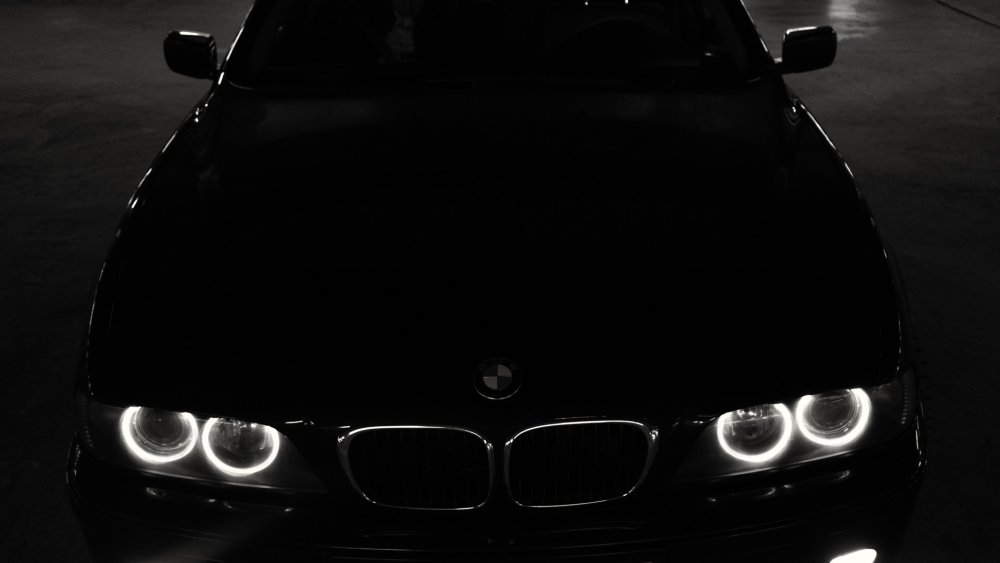 Черная БМВ на черном фоне