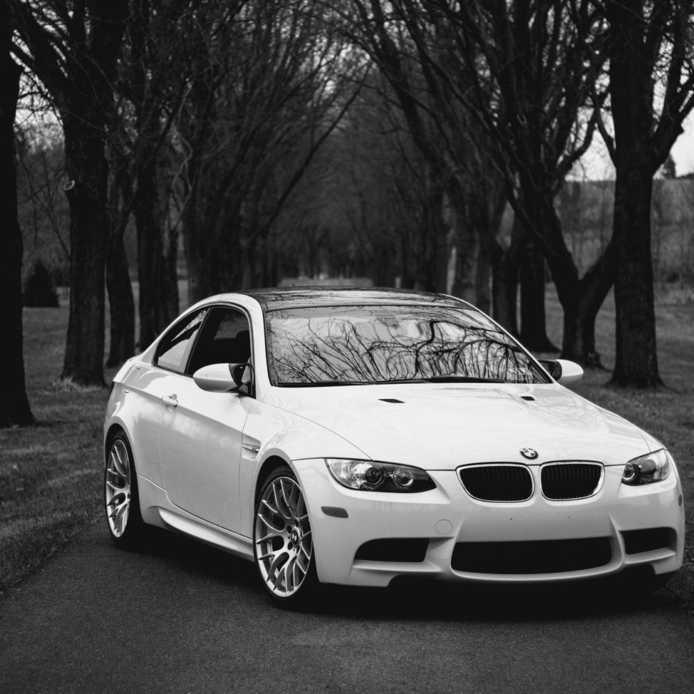 Черно белая машина БМВ