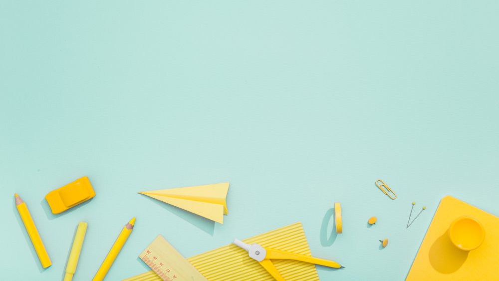 Канцелярия на голубом фоне