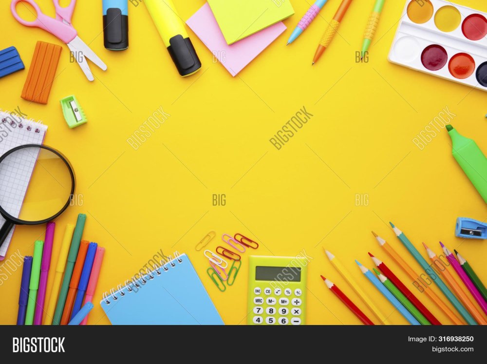 Канцелярия на столе вид сверху