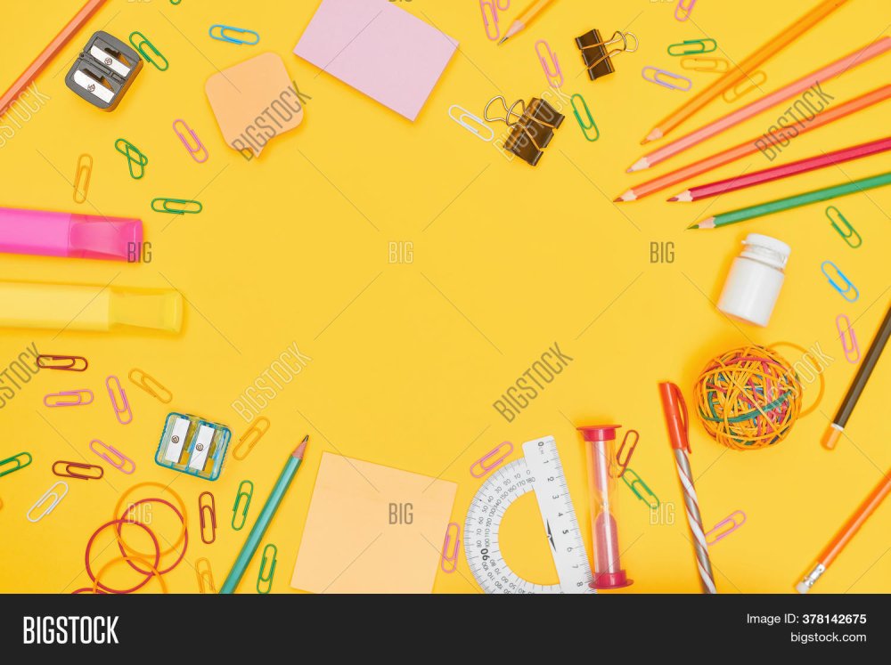 Школьные принадлежности на желтом фоне