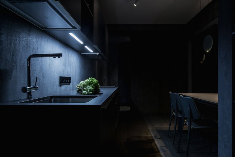 Квартира студия в темных тонах