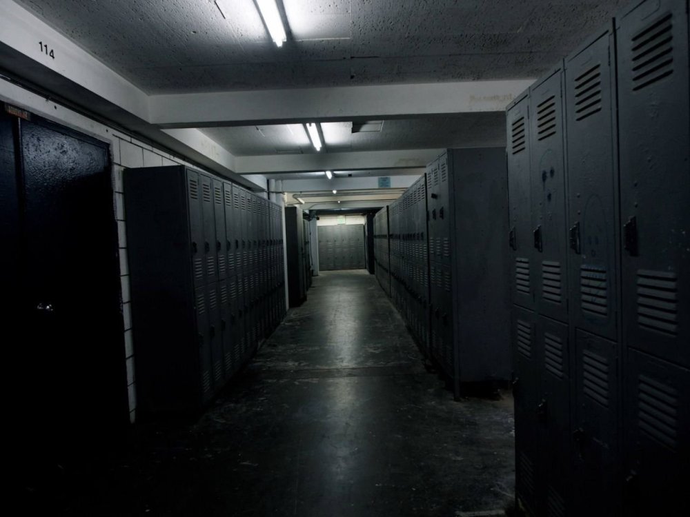 Темный школьный коридор