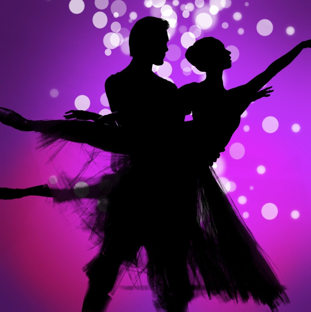 Пара танцует