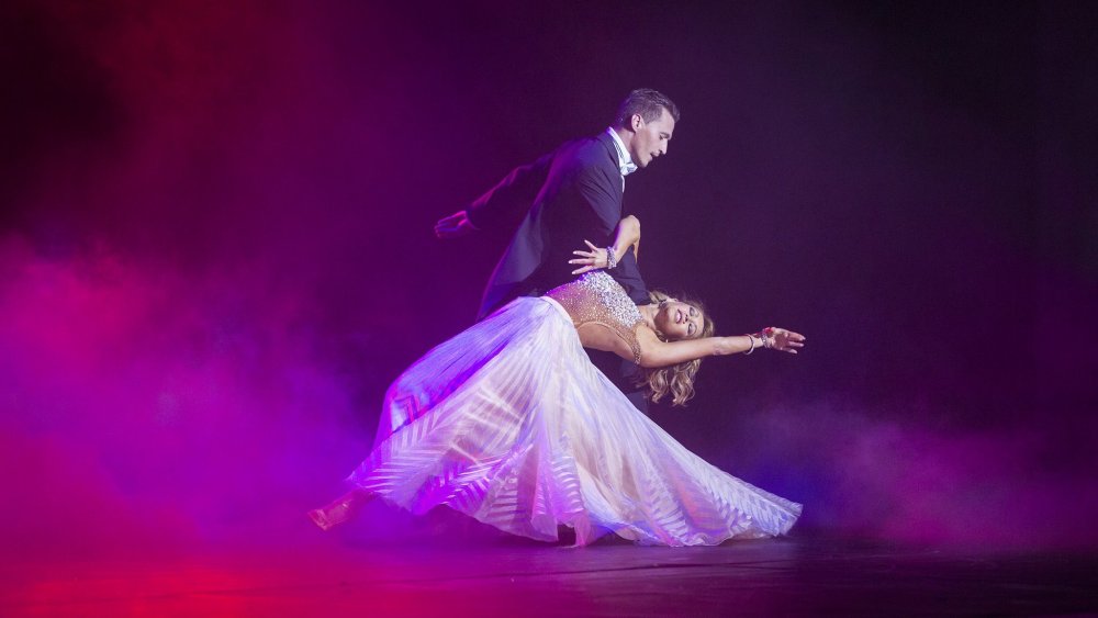 Силуэт танцующей пары детей