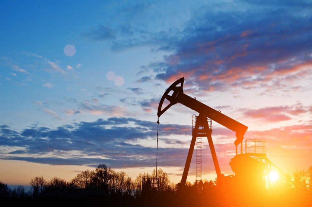 Нефтяная качалка на закате