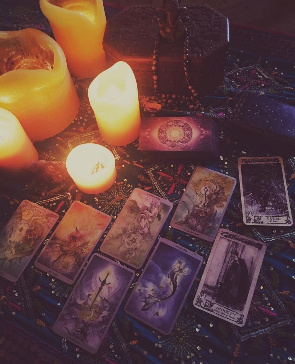 Таро на черном фоне