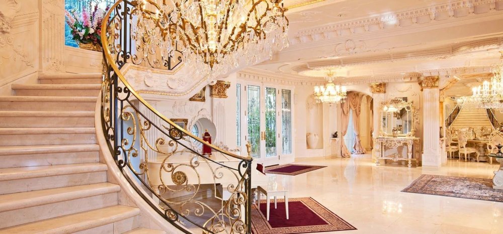 Шикарная лестница в особняке