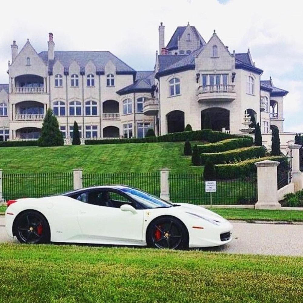 Красивый дом с машиной