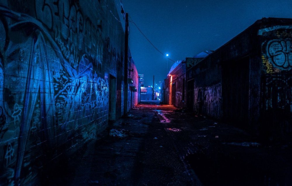 Стена в переулке ночью