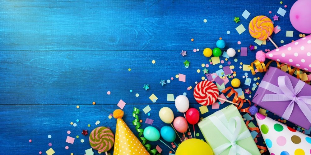 Праздничный фон с подарками и шарами