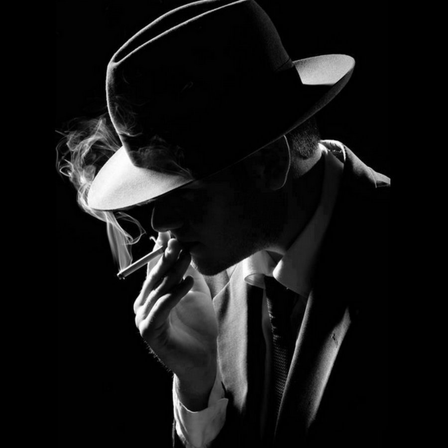 Мужчина в шляпе с сигарой