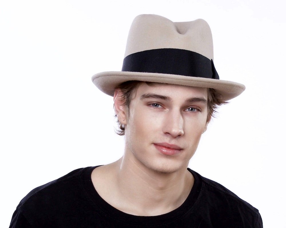 Красивый парень в шляпе