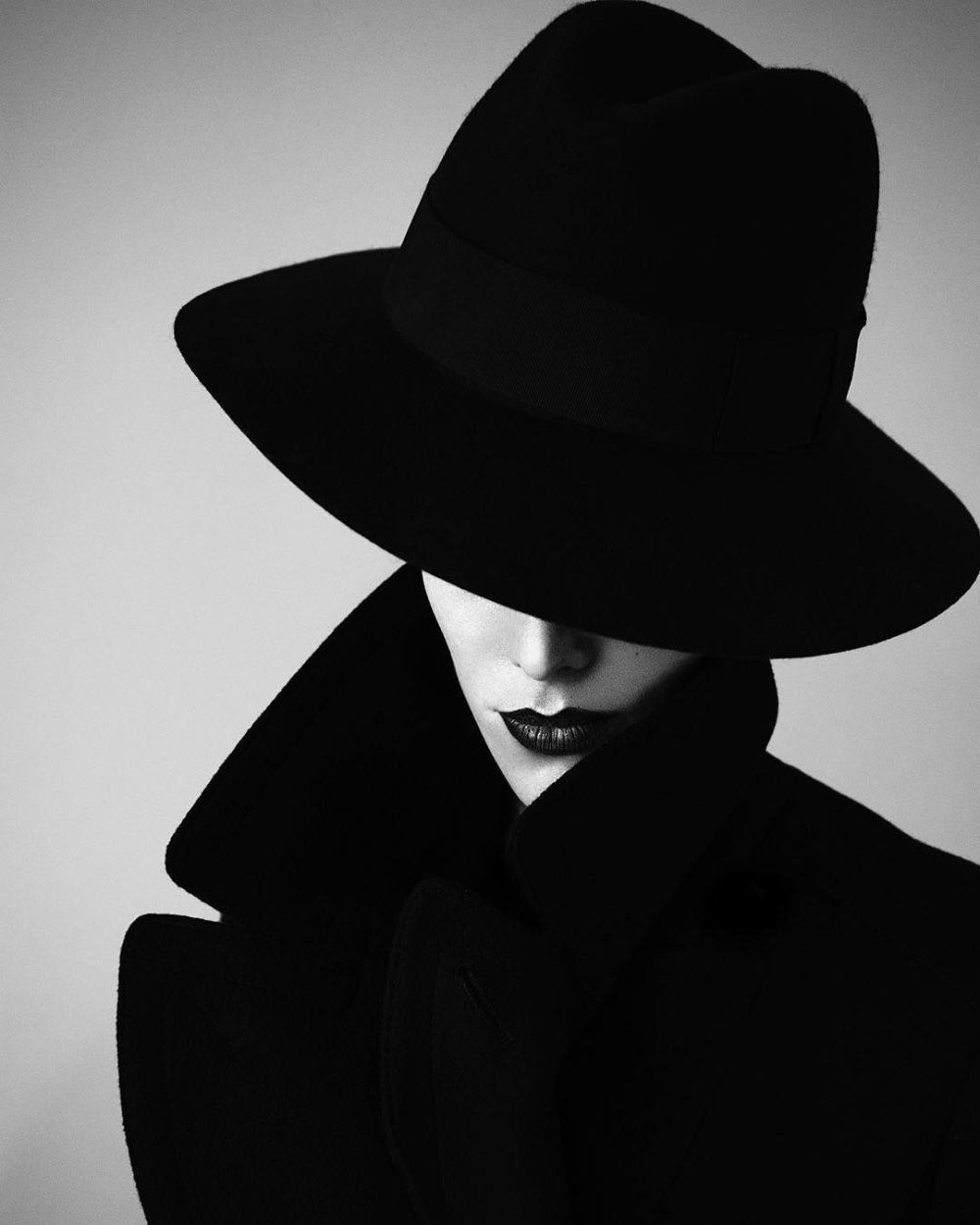 Девушка в шляпе черно белое