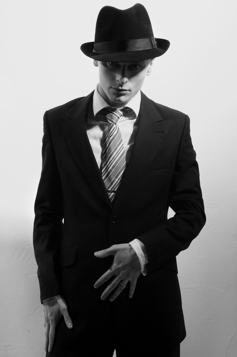 Мужчина в костюме и шляпе