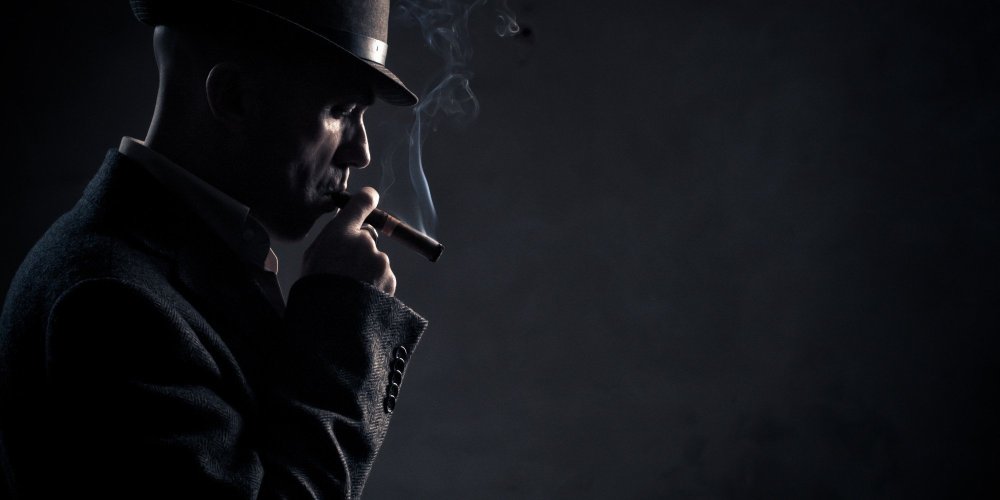 Человек в шляпе с сигарой