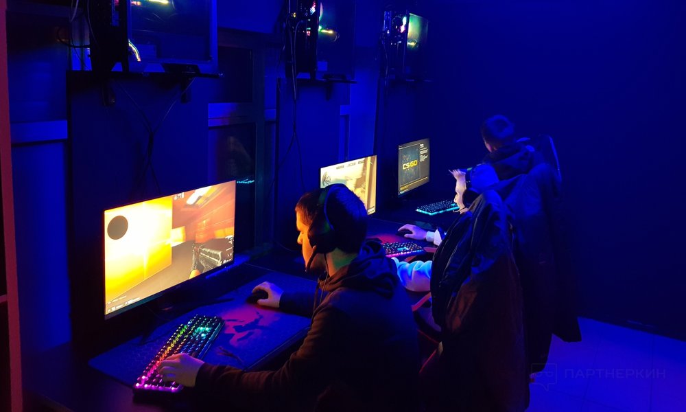 Девушка в компьютерном клубе