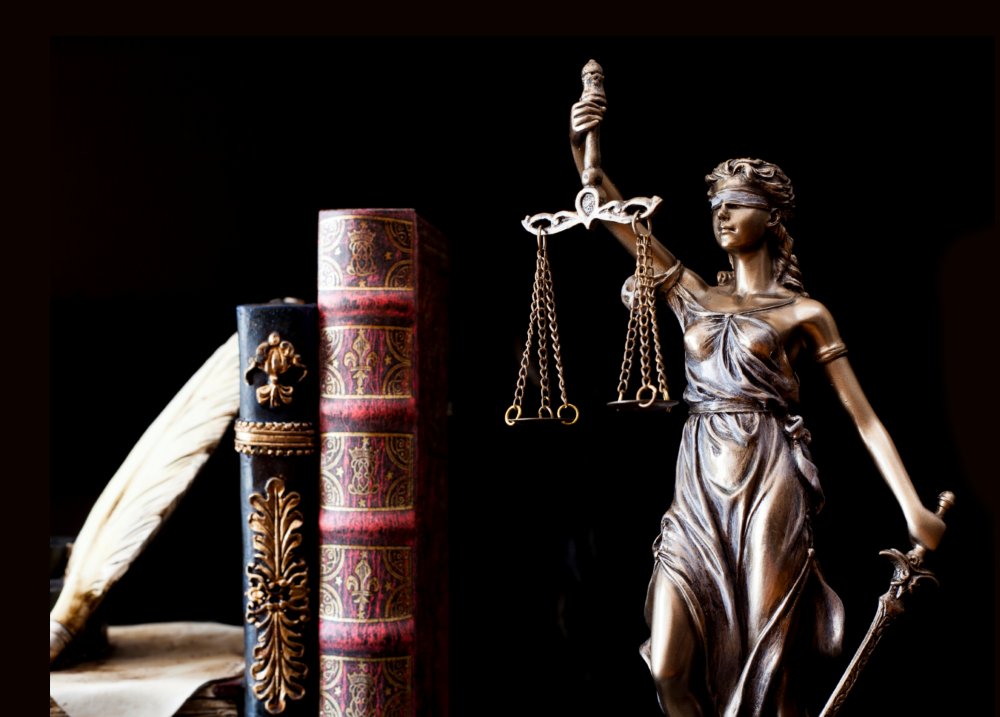 Фемида на бежевом фоне