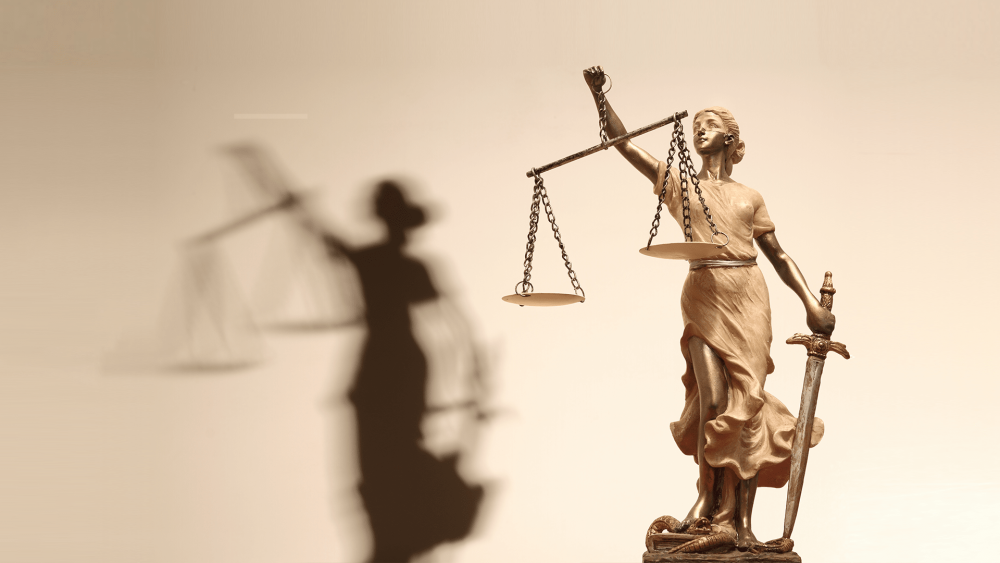 Фемида на сером фоне