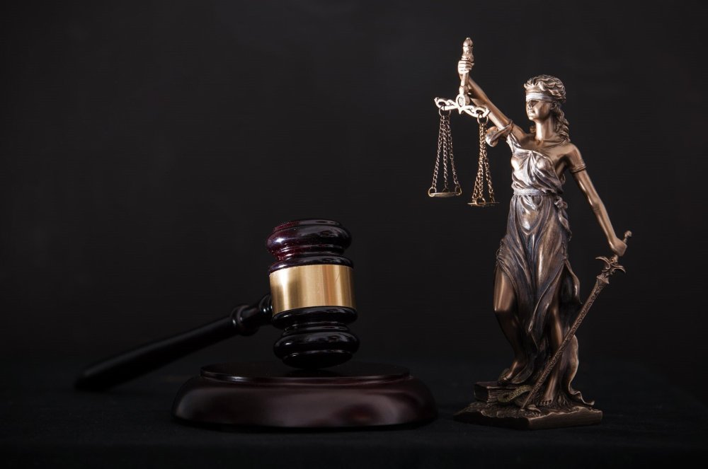 Служители Фемиды