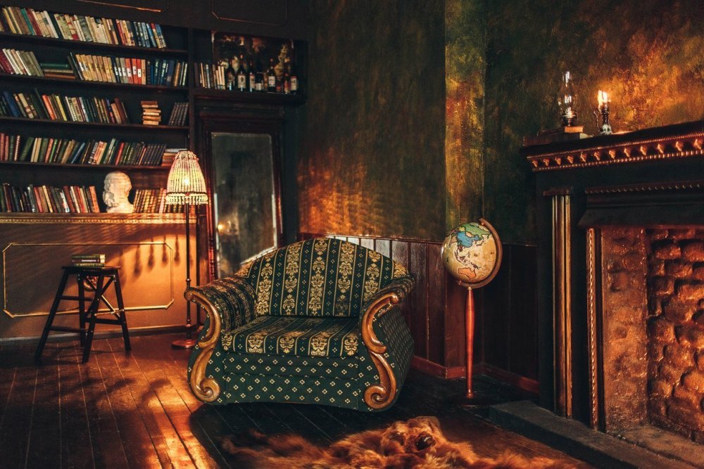Старинная комната с камином