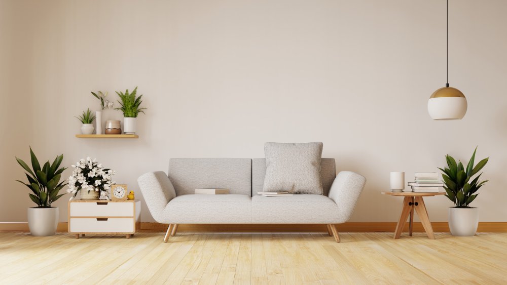 Диван у стены в интерьере