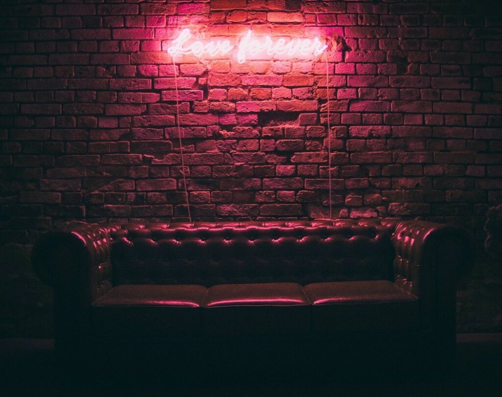 Кирпичная стена неон