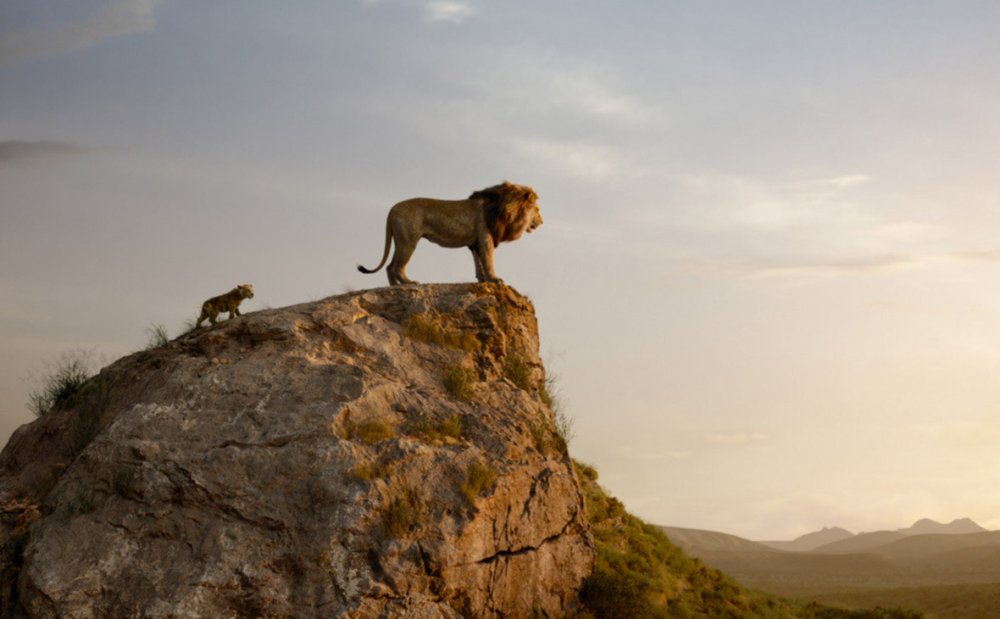 Лев в прыжке вперед