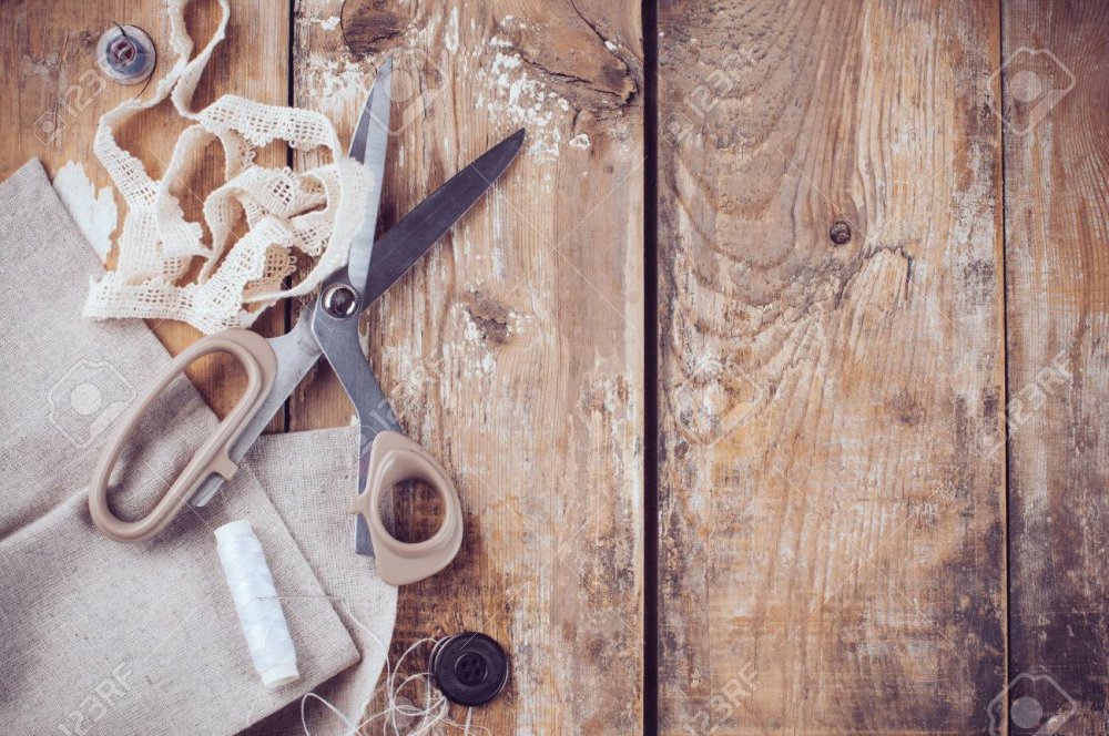 Ножницы на деревянном столе