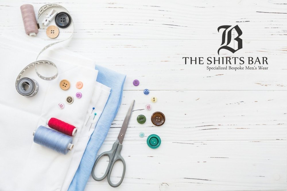 Швейные принадлежности на деревянном фоне