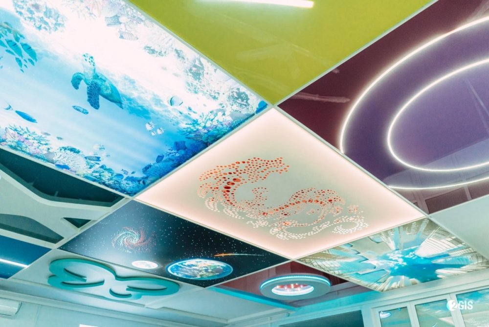 Натяжной потолок абстракция на белом фоне