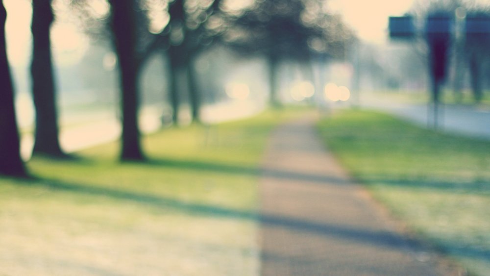 Стол с размытым задним фоном