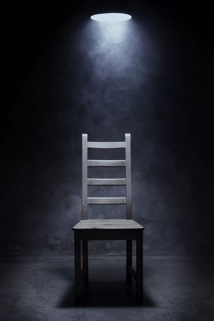 Стул в пустой комнате
