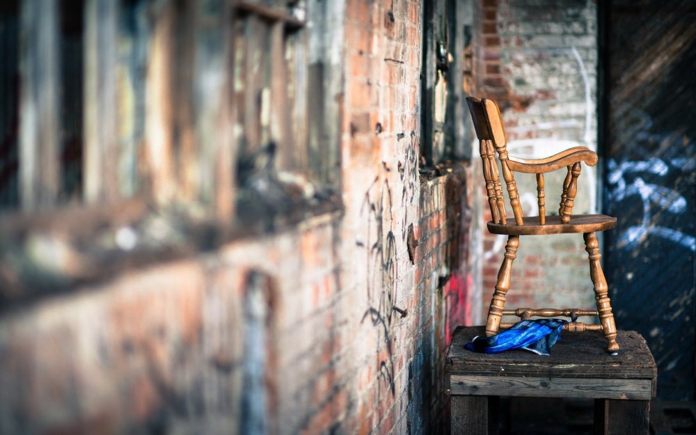 Стул на фоне стены